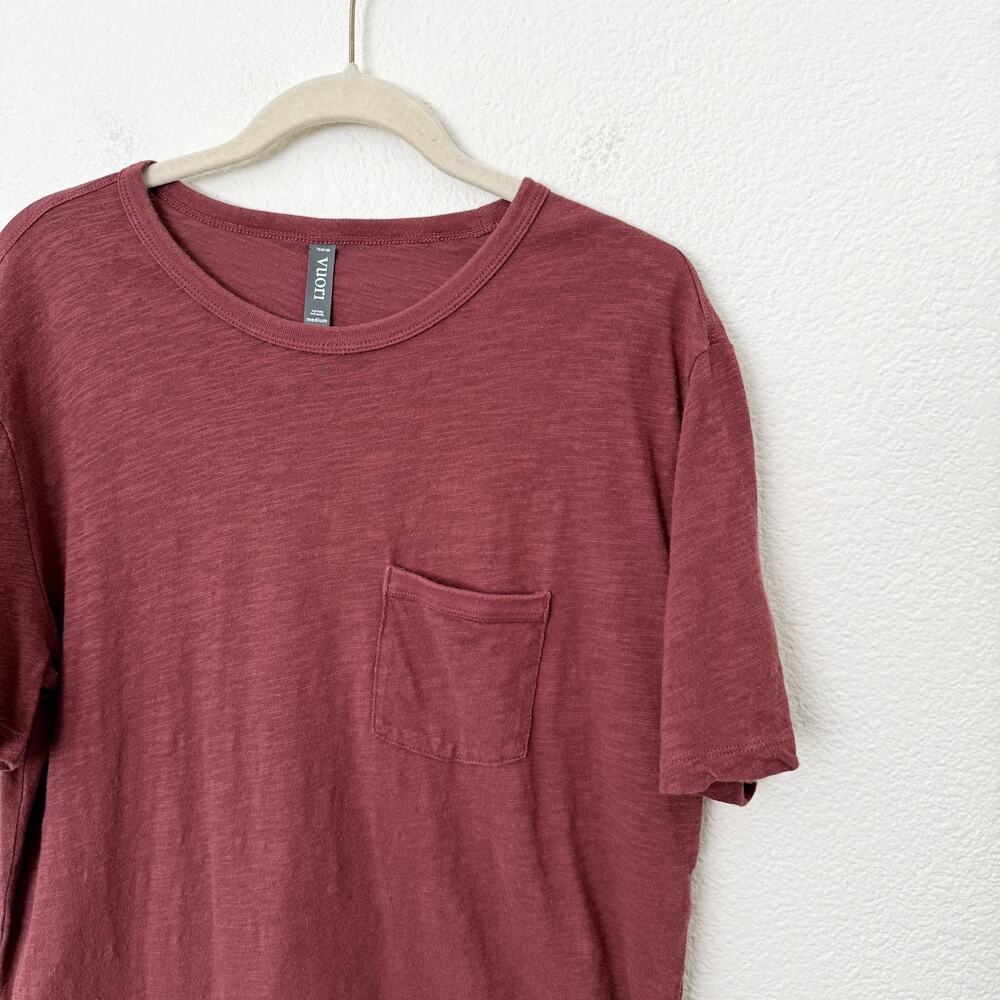 [Vuori] Maroon Ruby Men's Crew Neck Short Sleeve Pocket Tee T-Shirt Sz Medium M - Picture 6 of 11